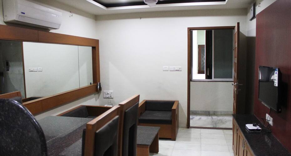 White House Service Apartmtent 1, Vadodara 5